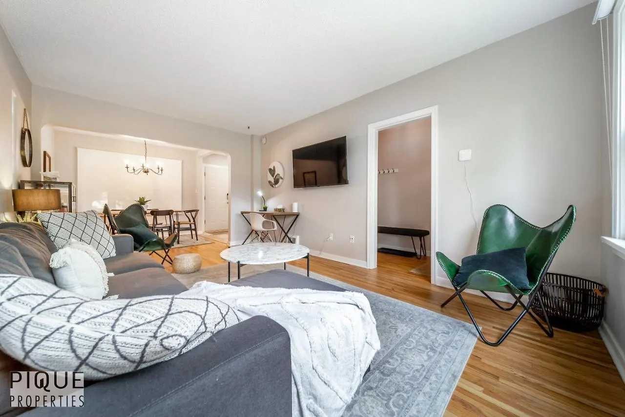 6 Bed Chic Stylish Home - 5 Mins To U Of A & Whyte Ave - Fast Wi-Fi - Free Parking & Netflix Edmonton Holiday home