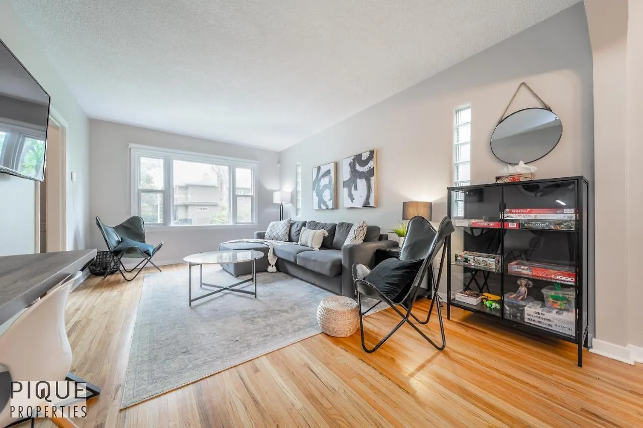 Holiday home 6 Bed Chic Stylish Home - 5 Mins To U Of A & Whyte Ave - Fast Wi-Fi - Free Parking & Netflix Edmonton Canada
