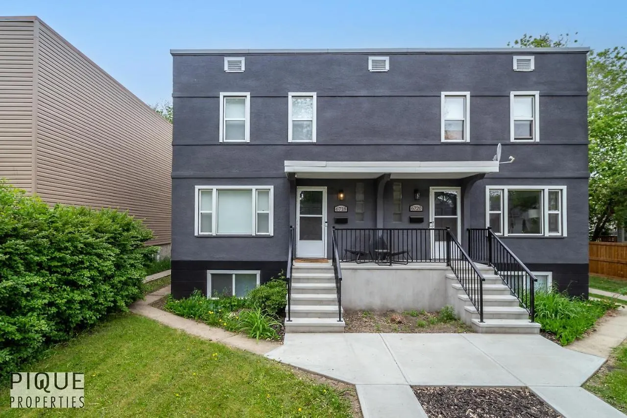 6 Bed Chic Stylish Home - 5 Mins To U Of A & Whyte Ave - Fast Wi-Fi - Free Parking & Netflix Edmonton Holiday home