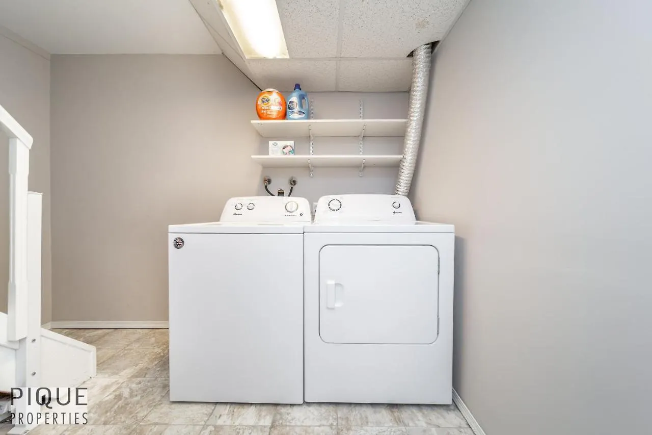 6 Bed Chic Stylish Home - 5 Mins To U Of A & Whyte Ave - Fast Wi-Fi - Free Parking & Netflix Edmonton Holiday home