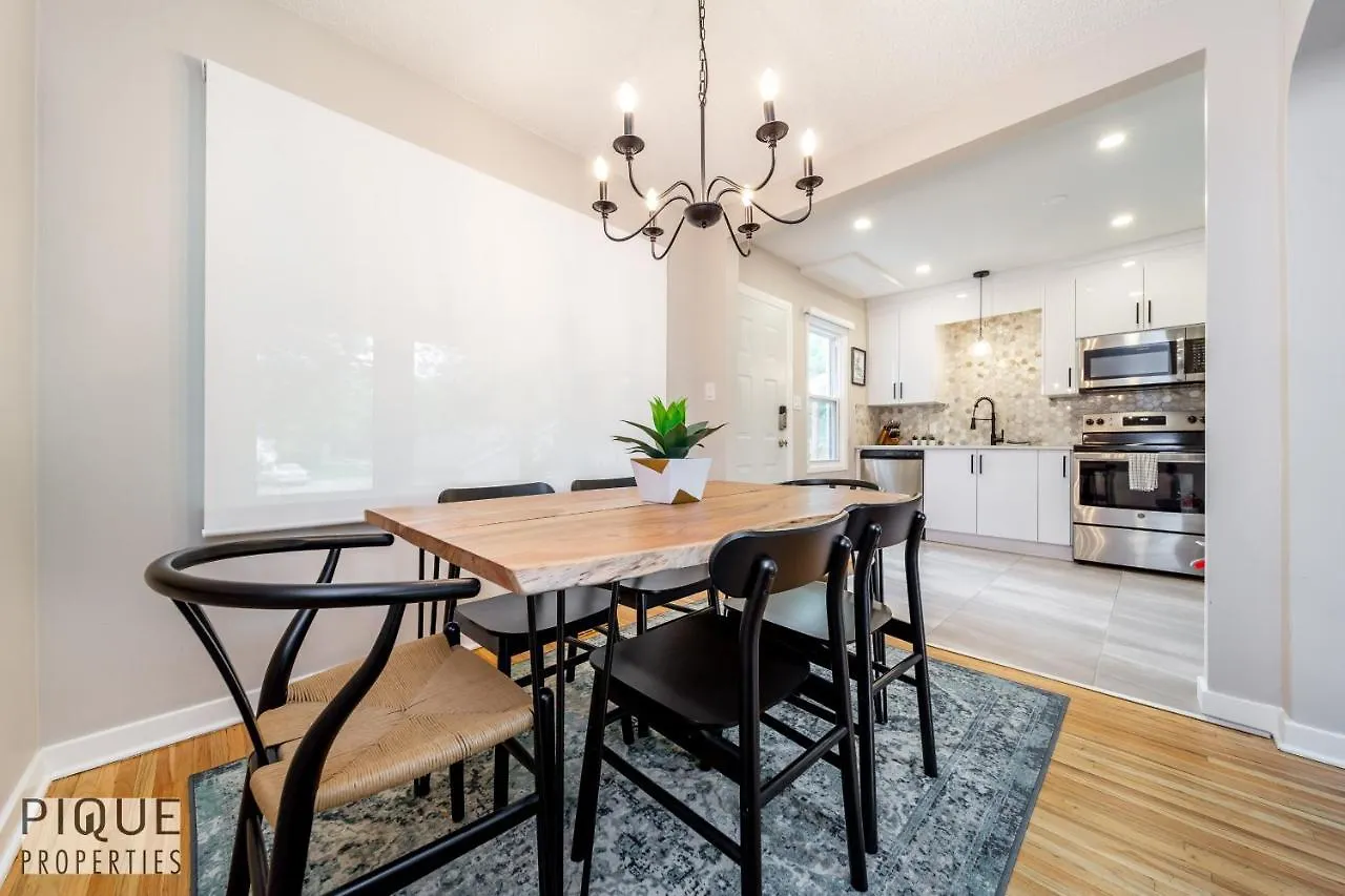 6 Bed Chic Stylish Home - 5 Mins To U Of A & Whyte Ave - Fast Wi-Fi - Free Parking & Netflix Edmonton Canada