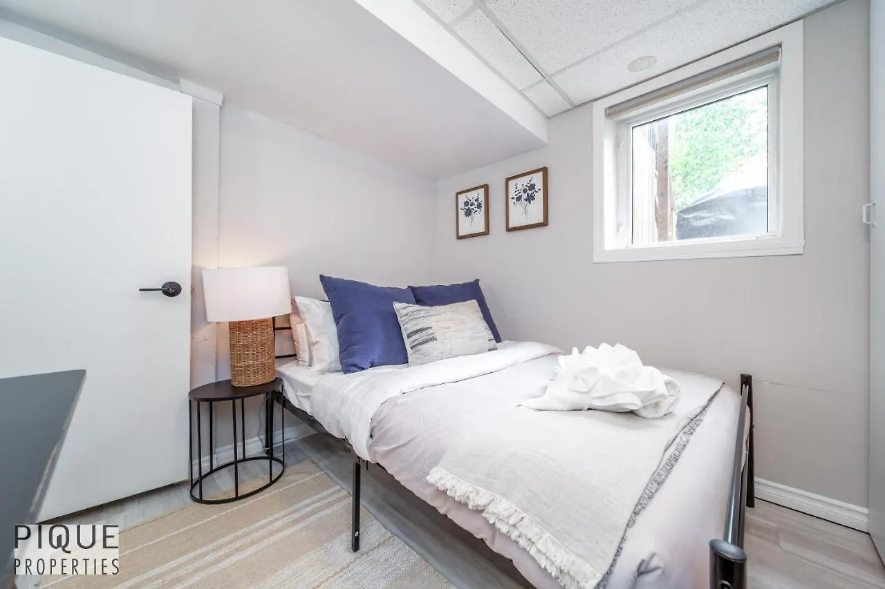 6 Bed Chic Stylish Home - 5 Mins To U Of A & Whyte Ave - Fast Wi-Fi - Free Parking & Netflix Edmonton Holiday home