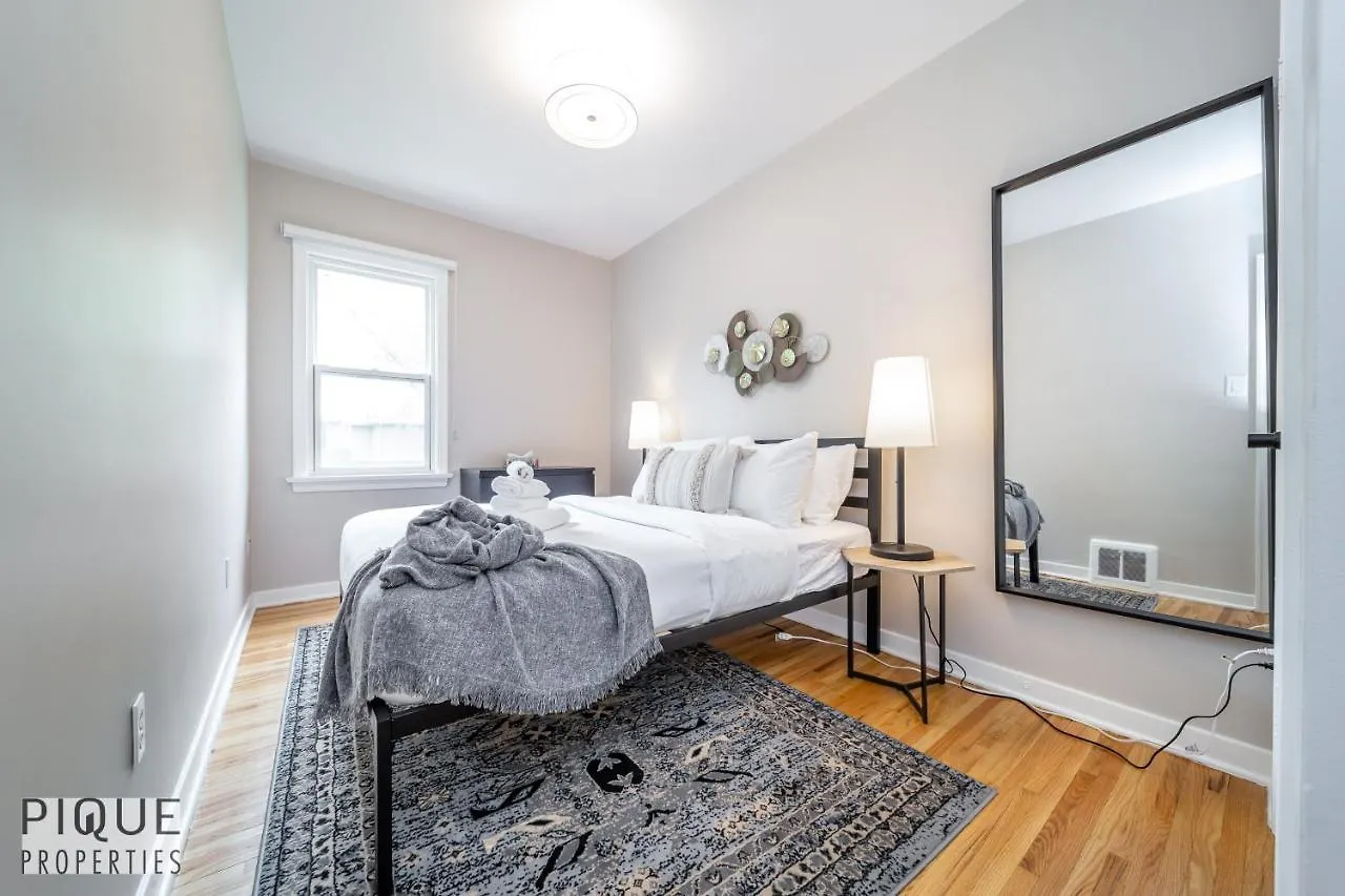 6 Bed Chic Stylish Home - 5 Mins To U Of A & Whyte Ave - Fast Wi-Fi - Free Parking & Netflix Edmonton