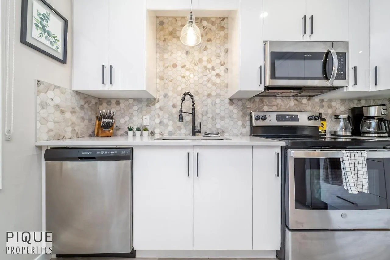 6 Bed Chic Stylish Home - 5 Mins To U Of A & Whyte Ave - Fast Wi-Fi - Free Parking & Netflix Edmonton 0*,