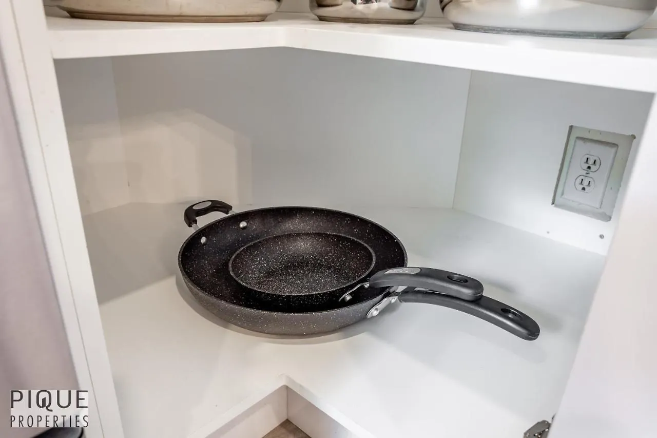6 Bed Chic Stylish Home - 5 Mins To U Of A & Whyte Ave - Fast Wi-Fi - Free Parking & Netflix Edmonton 0*,  Canada