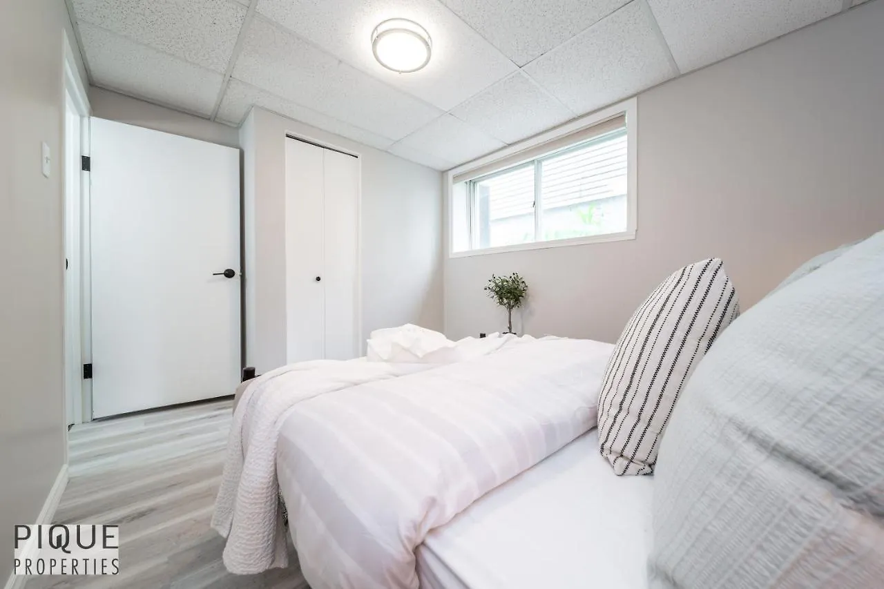 Holiday home 6 Bed Chic Stylish Home - 5 Mins To U Of A & Whyte Ave - Fast Wi-Fi - Free Parking & Netflix Edmonton