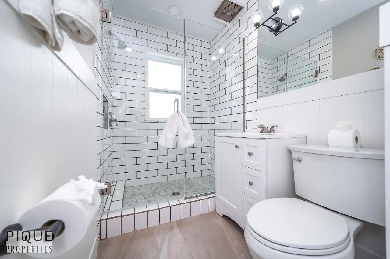 Holiday home 6 Bed Chic Stylish Home - 5 Mins To U Of A & Whyte Ave - Fast Wi-Fi - Free Parking & Netflix Edmonton