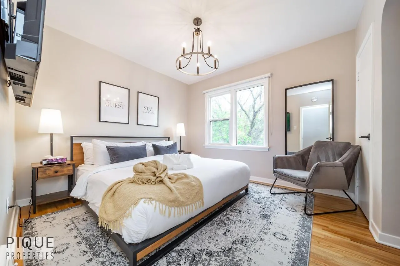 6 Bed Chic Stylish Home - 5 Mins To U Of A & Whyte Ave - Fast Wi-Fi - Free Parking & Netflix location