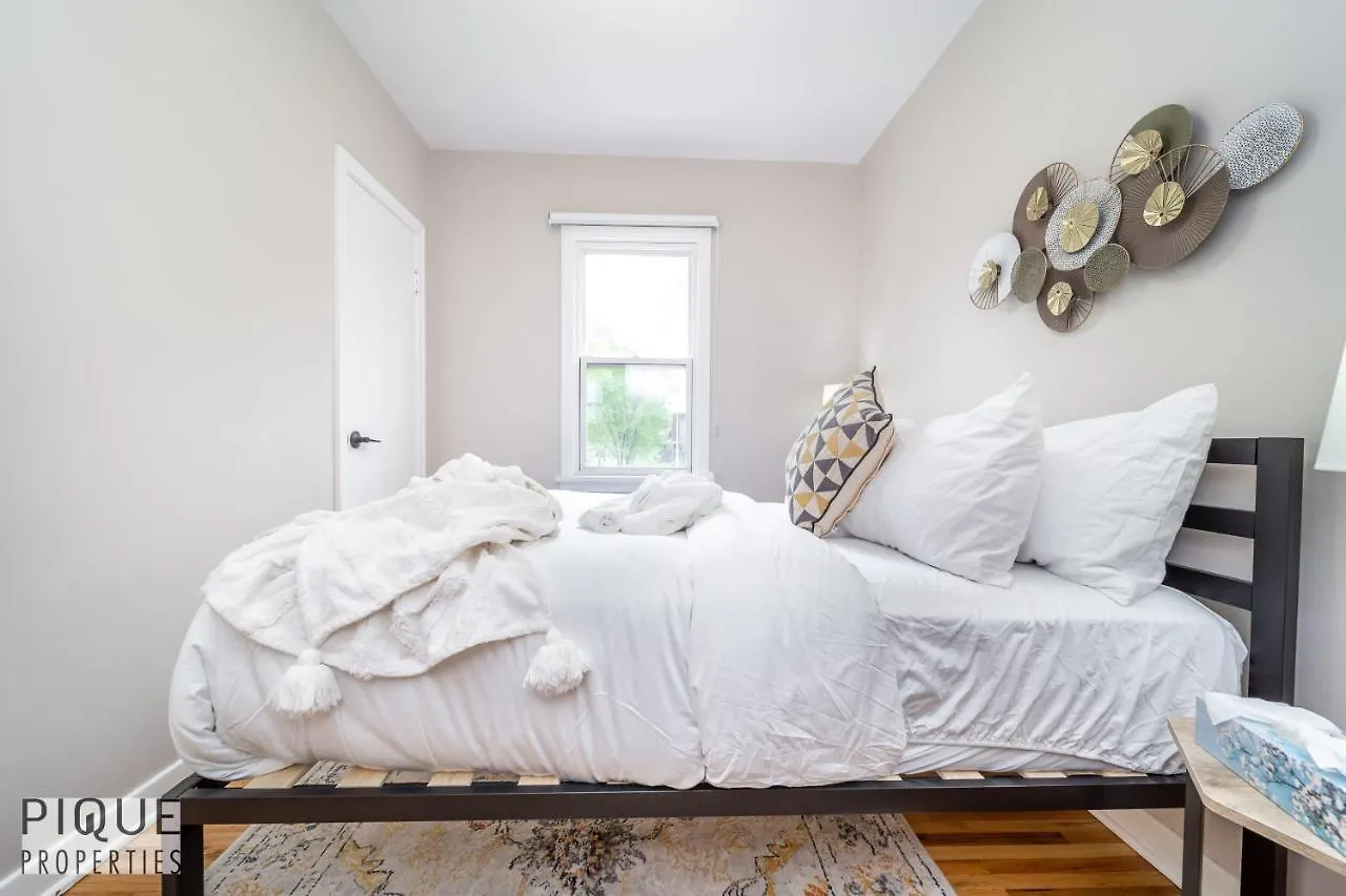 6 Bed Chic Stylish Home - 5 Mins To U Of A & Whyte Ave - Fast Wi-Fi - Free Parking & Netflix Edmonton Canada