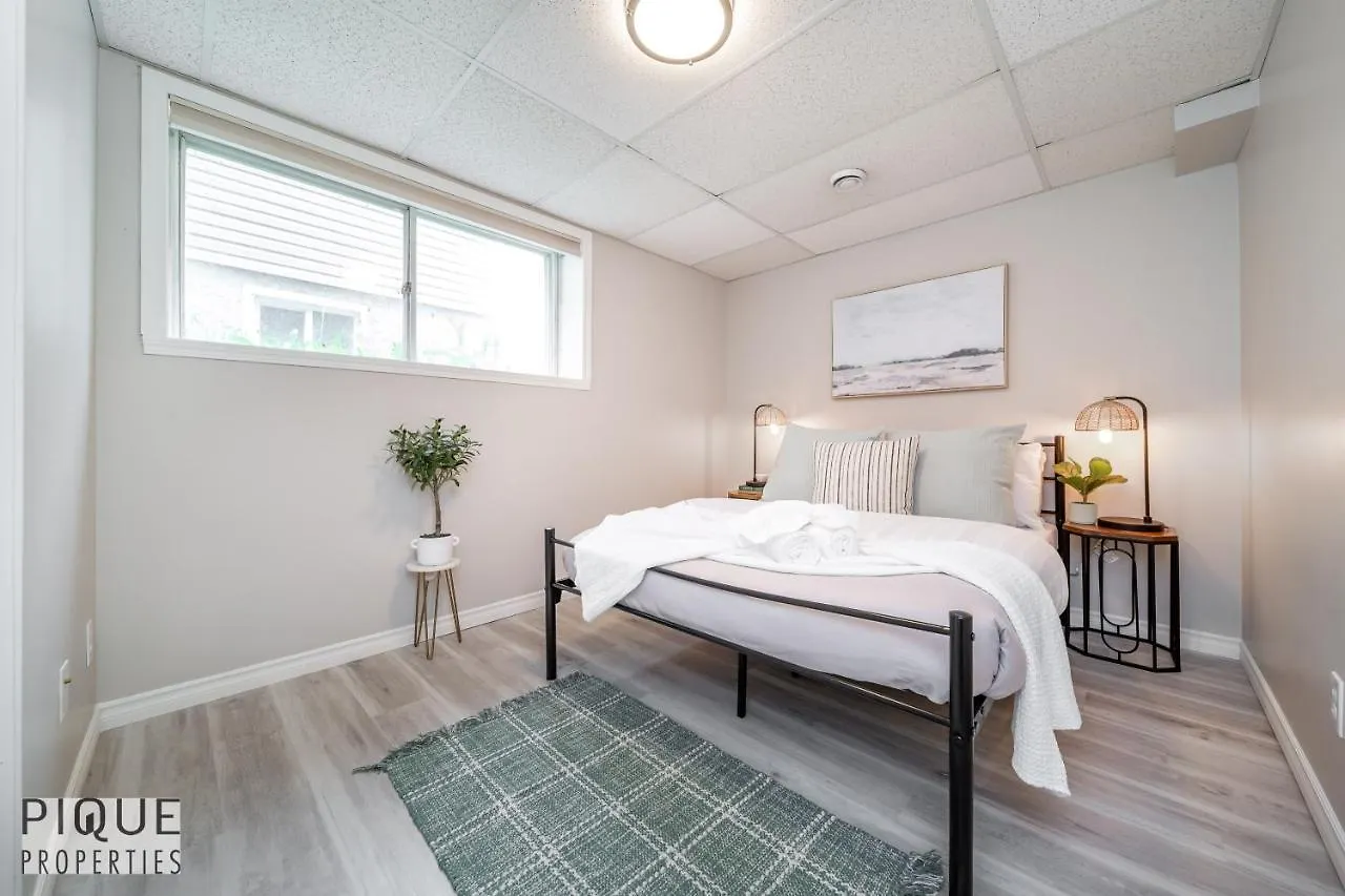 6 Bed Chic Stylish Home - 5 Mins To U Of A & Whyte Ave - Fast Wi-Fi - Free Parking & Netflix Edmonton Holiday home