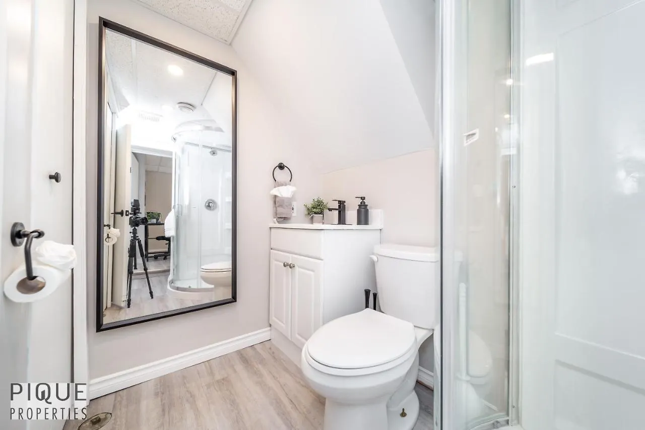 6 Bed Chic Stylish Home - 5 Mins To U Of A & Whyte Ave - Fast Wi-Fi - Free Parking & Netflix Edmonton Holiday home