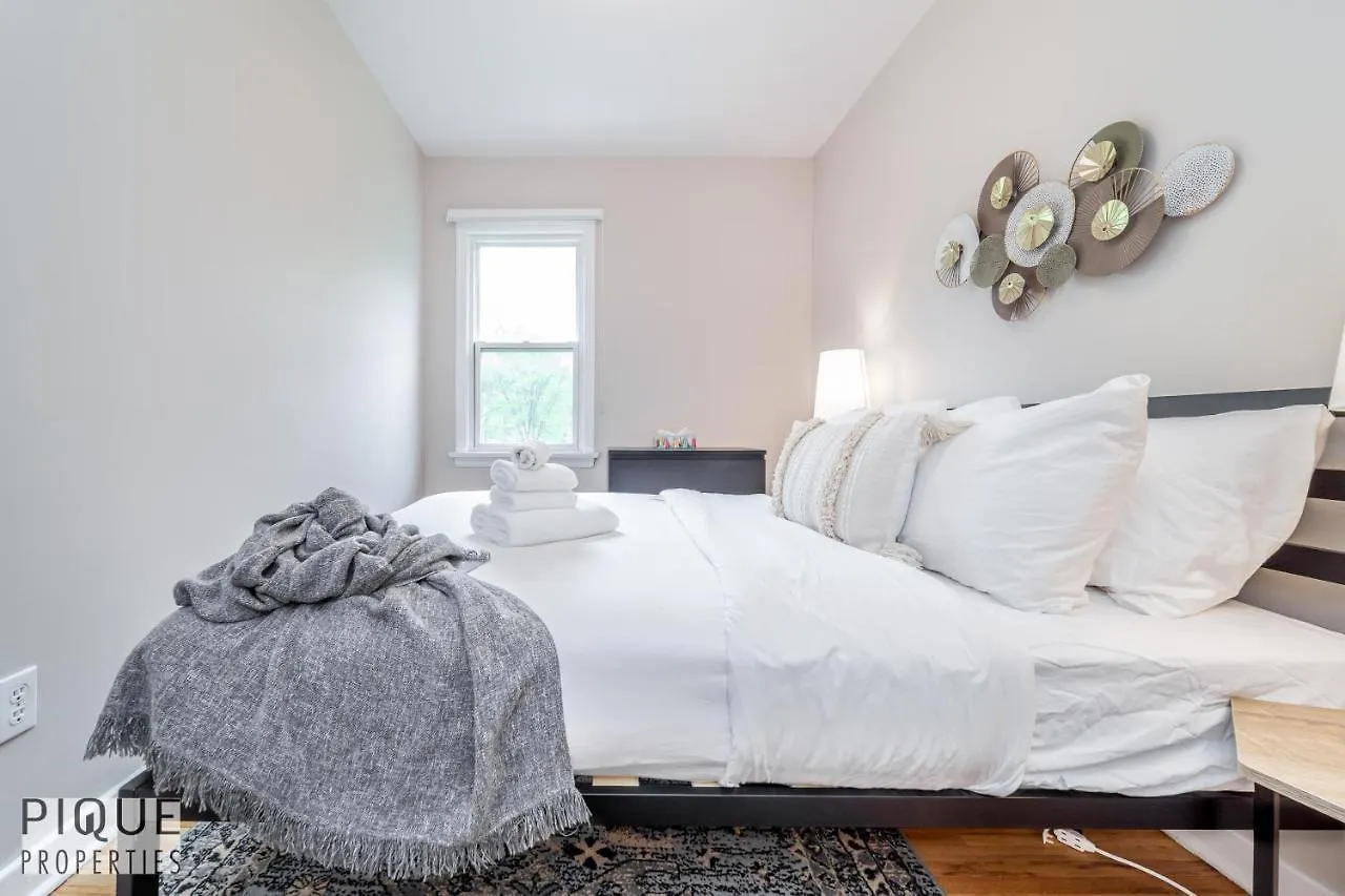 Holiday home 6 Bed Chic Stylish Home - 5 Mins To U Of A & Whyte Ave - Fast Wi-Fi - Free Parking & Netflix Edmonton Canada