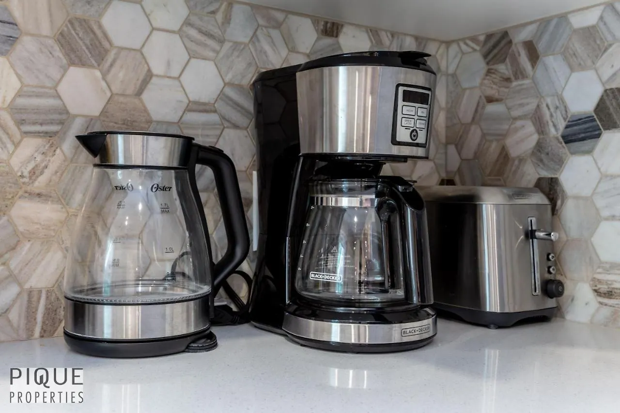 6 Bed Chic Stylish Home - 5 Mins To U Of A & Whyte Ave - Fast Wi-Fi - Free Parking & Netflix Edmonton