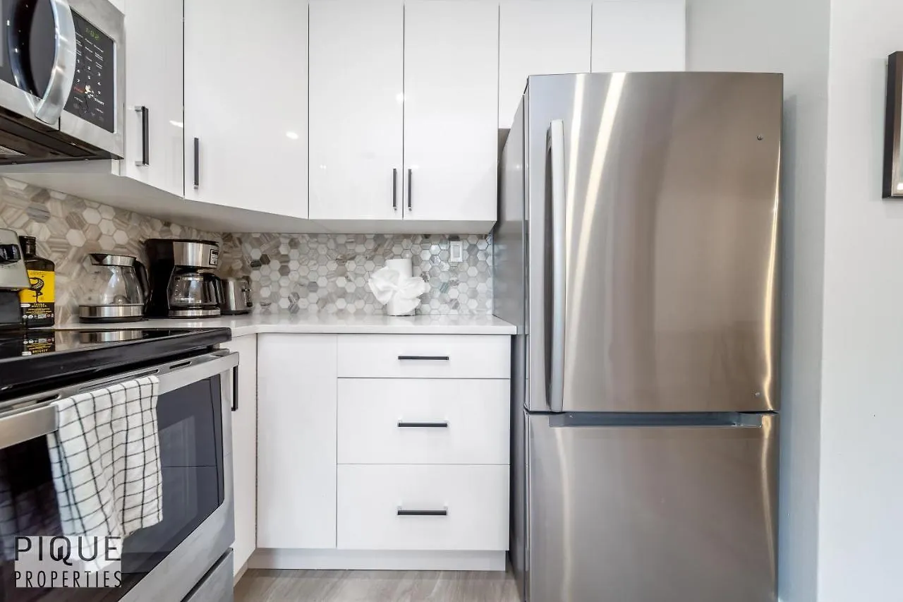 Holiday home 6 Bed Chic Stylish Home - 5 Mins To U Of A & Whyte Ave - Fast Wi-Fi - Free Parking & Netflix Edmonton