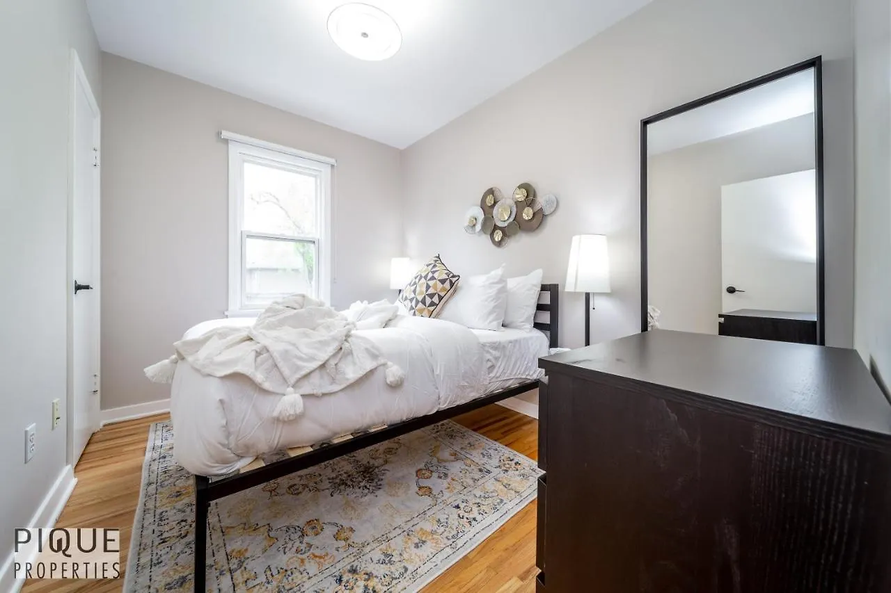 6 Bed Chic Stylish Home - 5 Mins To U Of A & Whyte Ave - Fast Wi-Fi - Free Parking & Netflix Edmonton Holiday home