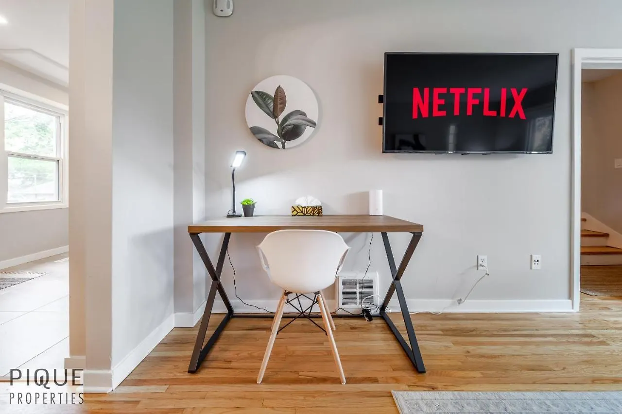 6 Bed Chic Stylish Home - 5 Mins To U Of A & Whyte Ave - Fast Wi-Fi - Free Parking & Netflix Edmonton