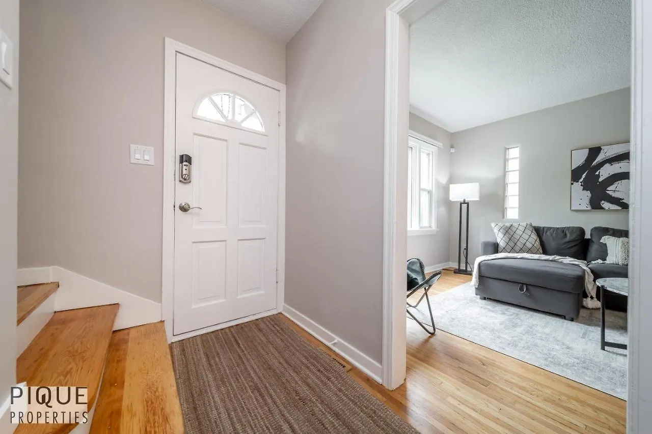 6 Bed Chic Stylish Home - 5 Mins To U Of A & Whyte Ave - Fast Wi-Fi - Free Parking & Netflix Edmonton