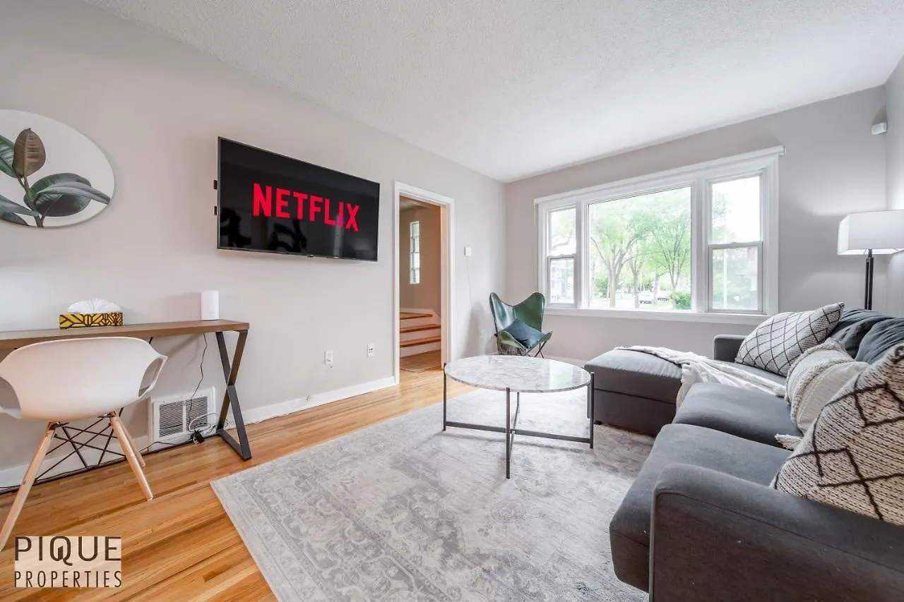 6 Bed Chic Stylish Home - 5 Mins To U Of A & Whyte Ave - Fast Wi-Fi - Free Parking & Netflix Edmonton Holiday home