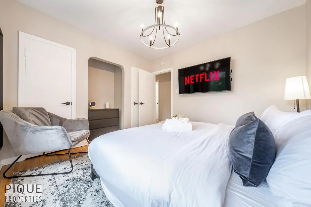 Holiday home 6 Bed Chic Stylish Home - 5 Mins To U Of A & Whyte Ave - Fast Wi-Fi - Free Parking & Netflix Edmonton