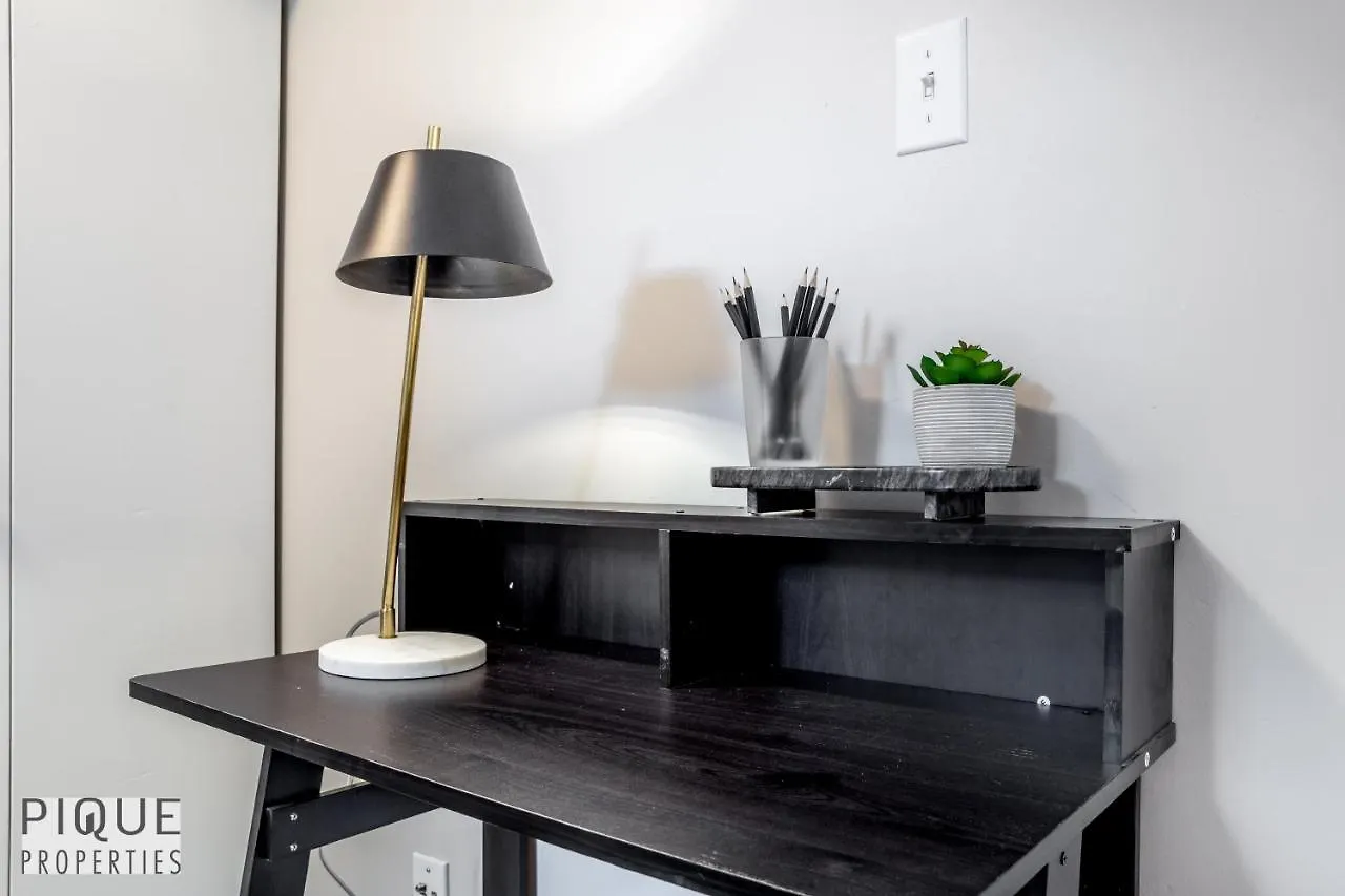 6 Bed Chic Stylish Home - 5 Mins To U Of A & Whyte Ave - Fast Wi-Fi - Free Parking & Netflix Edmonton Canada