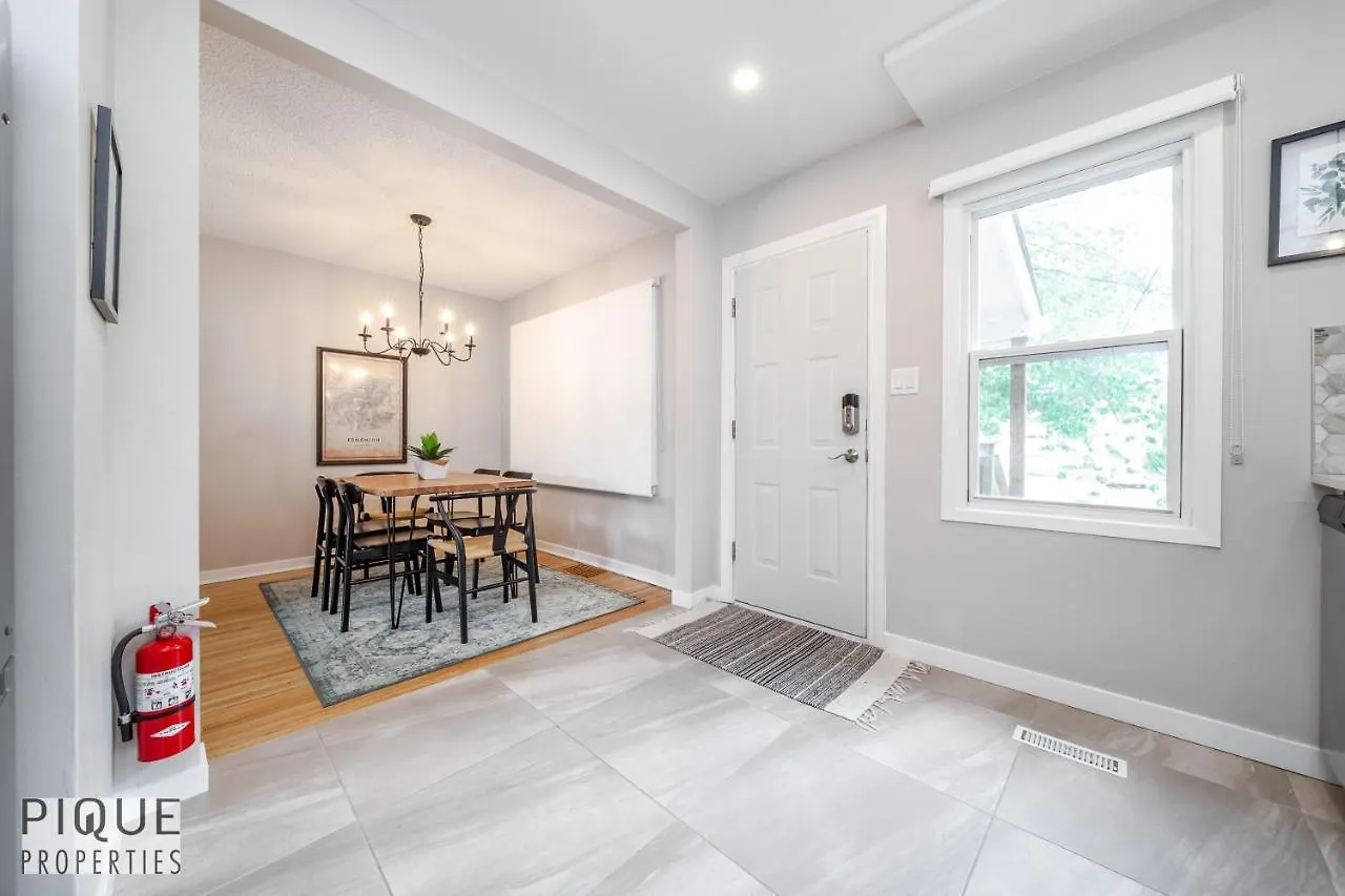 Holiday home 6 Bed Chic Stylish Home - 5 Mins To U Of A & Whyte Ave - Fast Wi-Fi - Free Parking & Netflix Edmonton