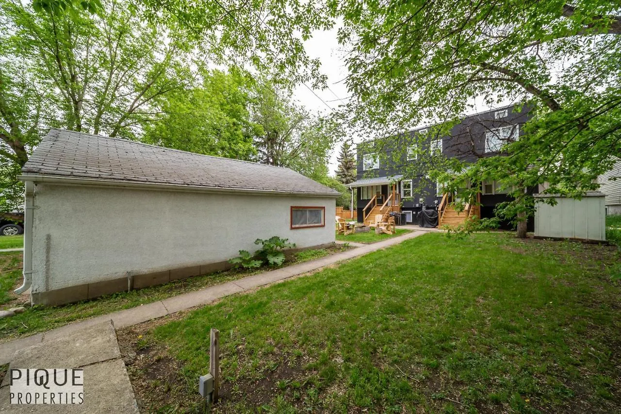 6 Bed Chic Stylish Home - 5 Mins To U Of A & Whyte Ave - Fast Wi-Fi - Free Parking & Netflix Edmonton Holiday home