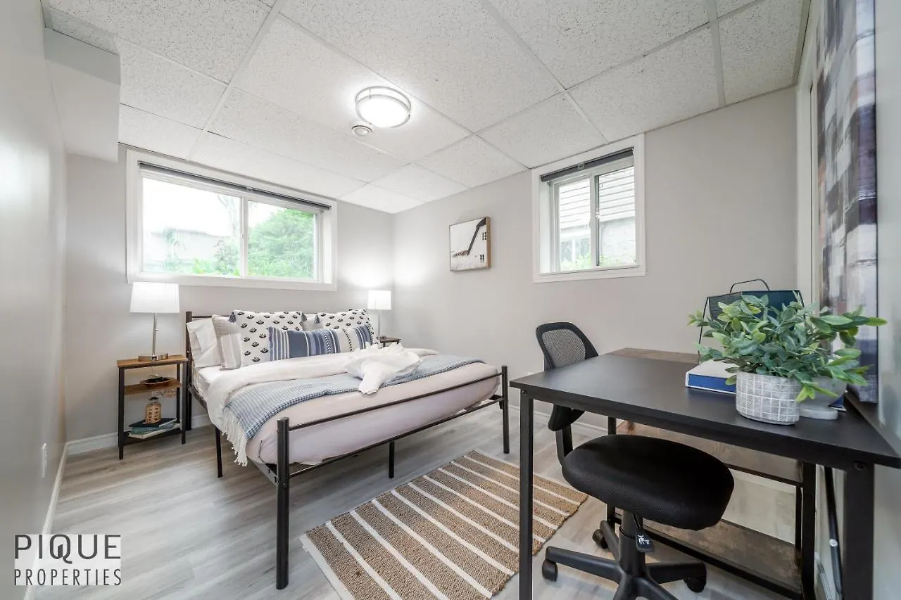 6 Bed Chic Stylish Home - 5 Mins To U Of A & Whyte Ave - Fast Wi-Fi - Free Parking & Netflix Edmonton