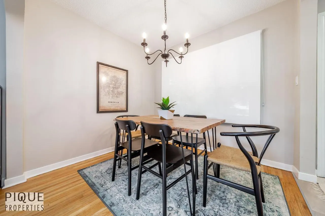 6 Bed Chic Stylish Home - 5 Mins To U Of A & Whyte Ave - Fast Wi-Fi - Free Parking & Netflix Edmonton Canada
