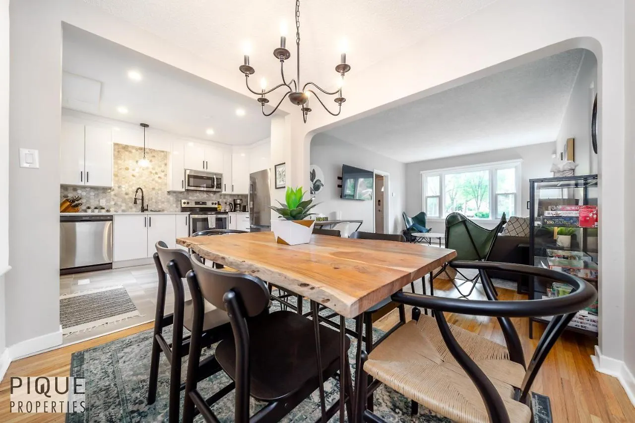 6 Bed Chic Stylish Home - 5 Mins To U Of A & Whyte Ave - Fast Wi-Fi - Free Parking & Netflix Edmonton 0*,  Canada