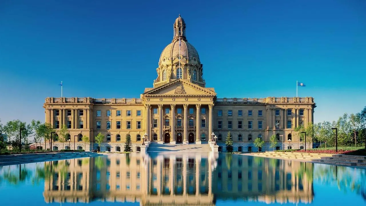 6 Bed Chic Stylish Home - 5 Mins To U Of A & Whyte Ave - Fast Wi-Fi - Free Parking & Netflix Edmonton